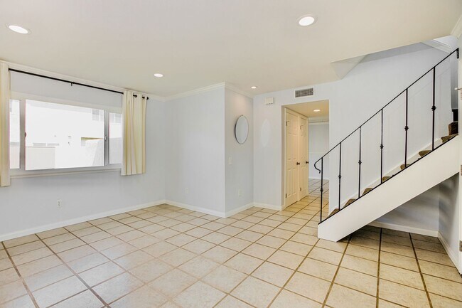 Foto del edificio - Spacious Anaheim Townhome Near Anaheim Coves with Community Pool & Clubhouse