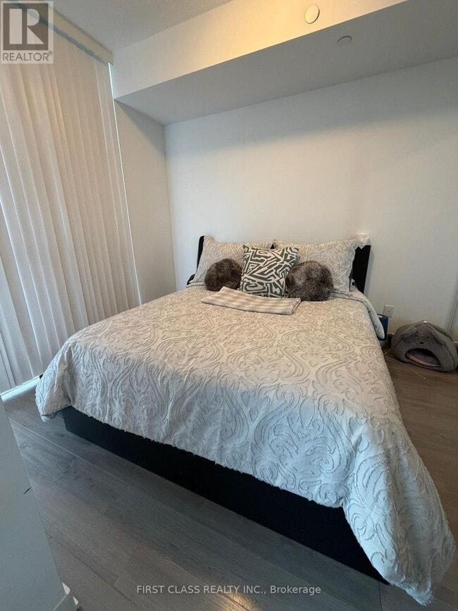 Building Photo - 5180 Yonge St