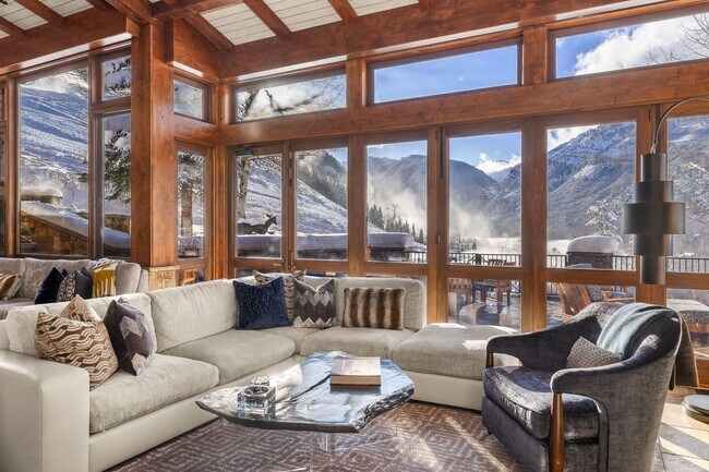 Foto del edificio - 472 Thunderbowl Ln