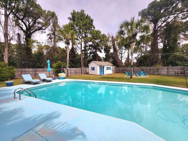 Building Photo - Your Pool Home in Tiger Point Golf Communi...