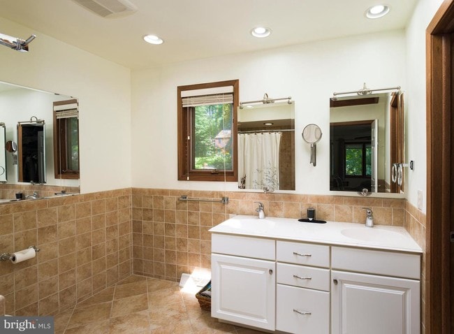Building Photo - 218 Pheasant Run Dr