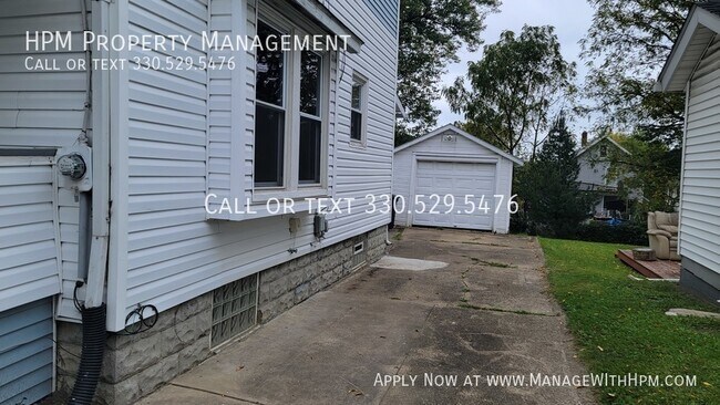 Building Photo - Spacious 3 bedroom 1 and a half bath house...