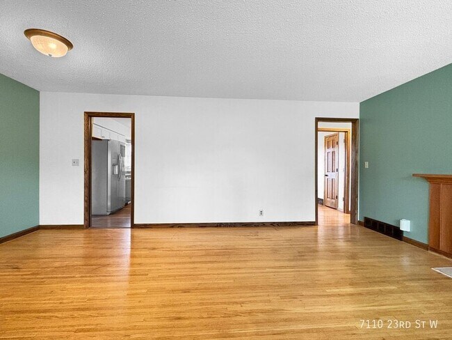 Foto del edificio - 7110 W 23rd St