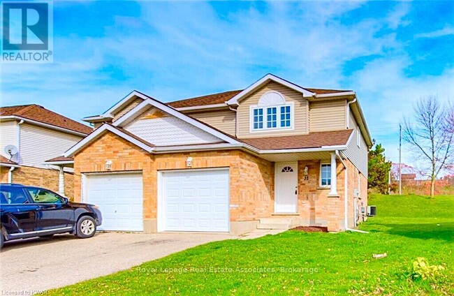 Building Photo - 32 Hackberry St