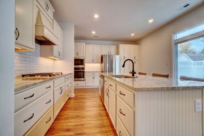 Foto del edificio - 4 bedroom condo in Suffolk