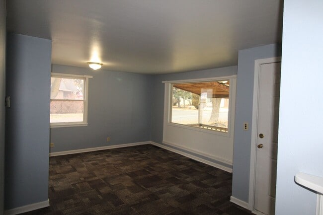 Building Photo - 1204 E Bismark Ave
