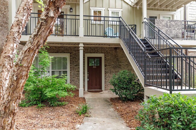 Foto del edificio - Ground-level, one-story condo in the highly sought-after gated community, The Woodlands of Athens!