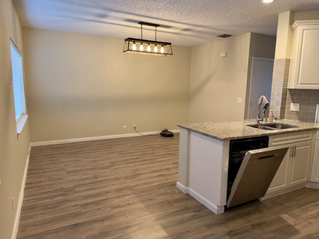 Foto del edificio - 6006 Plum Isle Way
