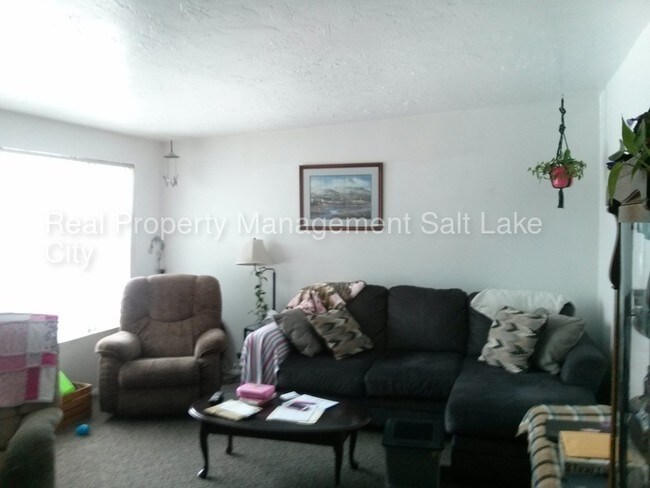 Building Photo - 3171 S Meadowlark Dr