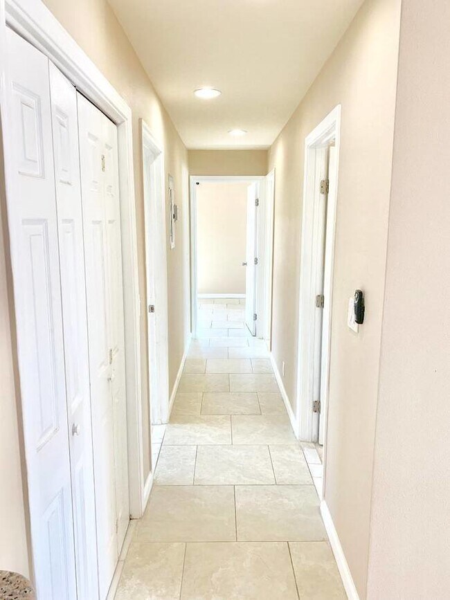 Building Photo - 3 bedroom, 2 bathroom, 1 parking in Salt L...