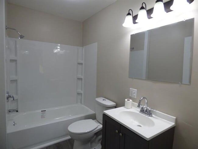 Building Photo - SPACIOUS 3 BEDROOM HOME READY TO WELCOME YOU