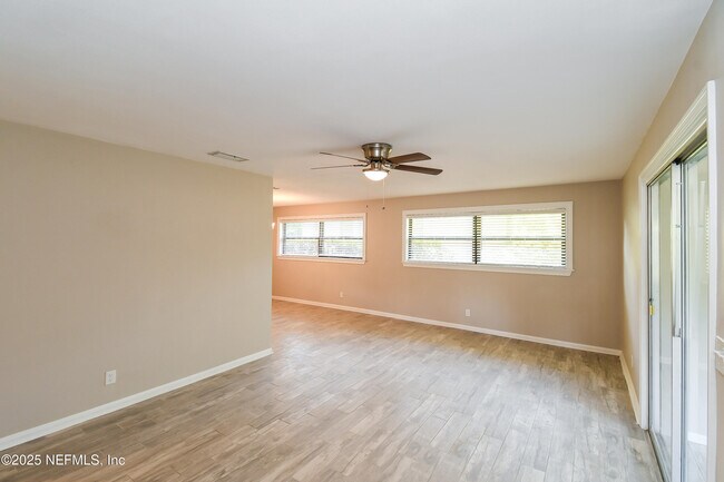 Foto del edificio - 5011 Bedford Forest Dr
