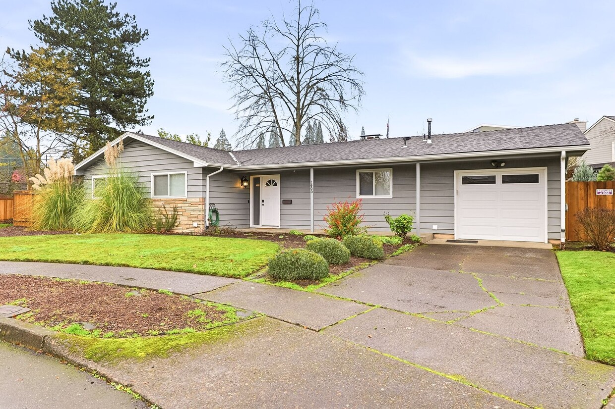 Charming One-Level 3 Bedroom/ 1.5 Bath Beaverton Home | Large ¼-Acre Lot - Charming One-Level 3 Bedroom/ 1.5 Bath Beaverton Home | Large ¼-Acre Lot