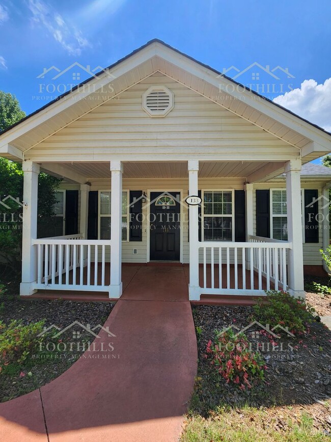 Foto del edificio - Beautiful 3-Bedroom Brick Home with Sunroo...