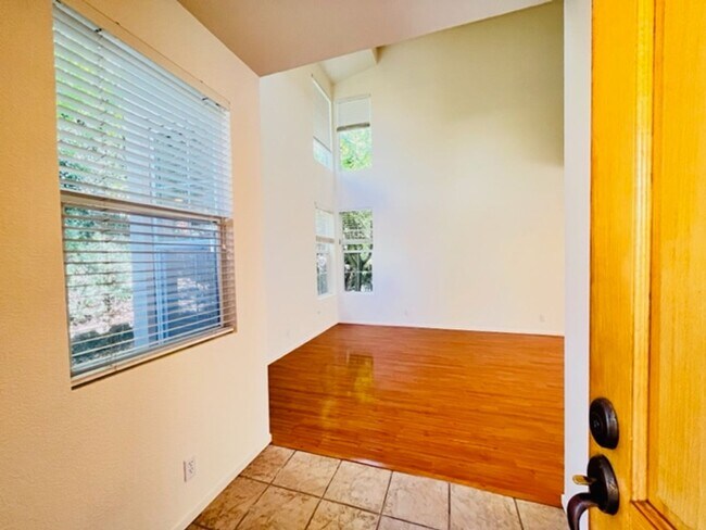 Building Photo - Contemporary 4BD/2.5BA Home in Vista Point...