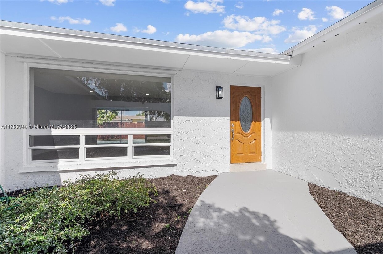 Foto principal - 7773 Coral Blvd