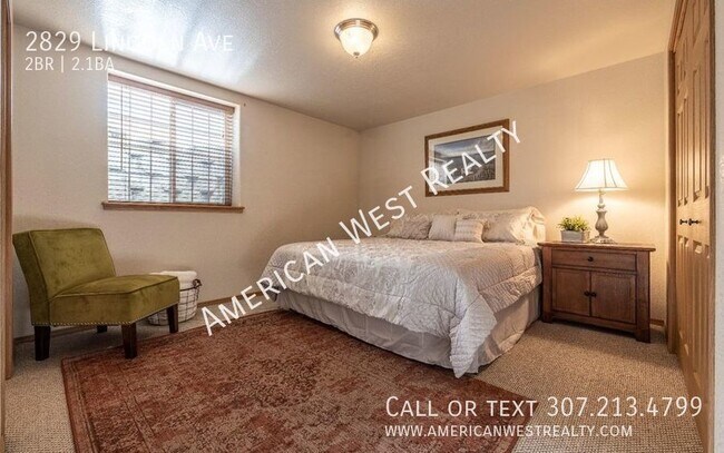 Building Photo - Immaculate, furnished townhome