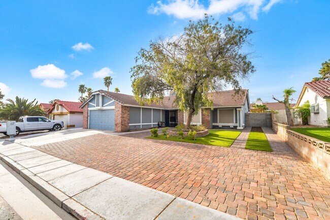 Building Photo - Spacious Single-Story Living with Oversized Lot and Dual Living Areas!