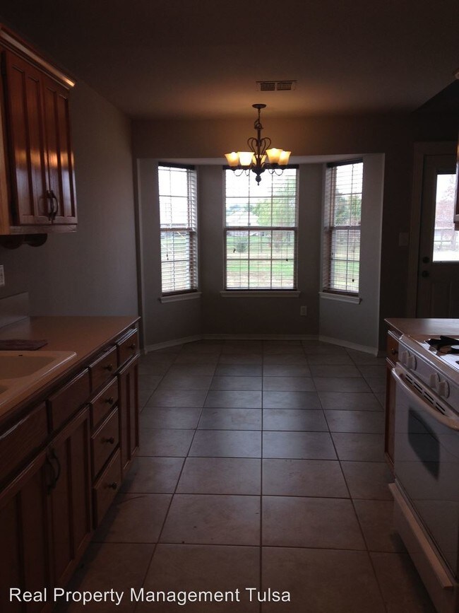 11982 Valley Ave, Collinsville, OK 74021 House Rental in Collinsville