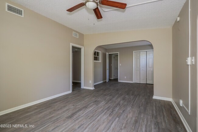 Building Photo - 1032 Busac Ave