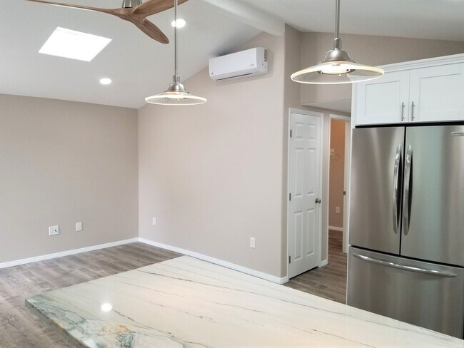 Building Photo - 915 Santa Fe Dr
