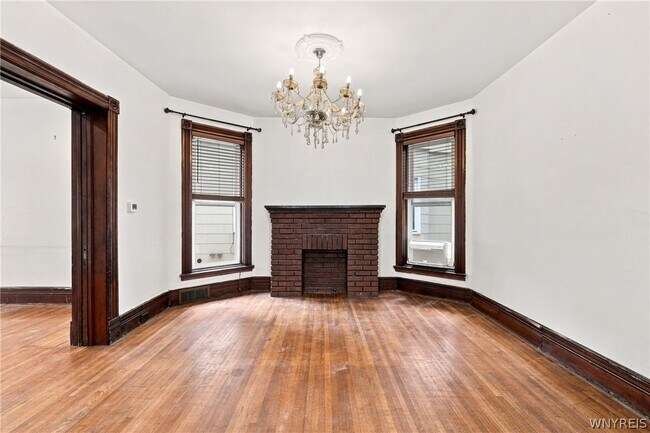 Foto del edificio - 304 W Delavan Ave