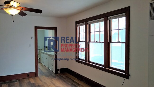 Building Photo - 2 bedroom 1 bath - Main house - Pet Friendly