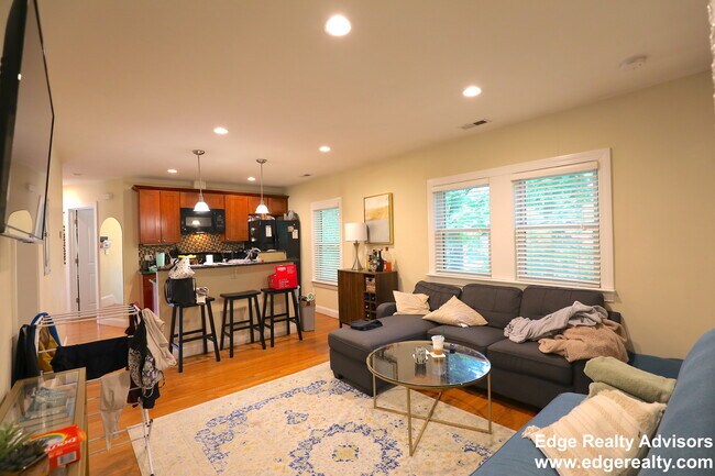 Building Photo - 62 Dunboy St