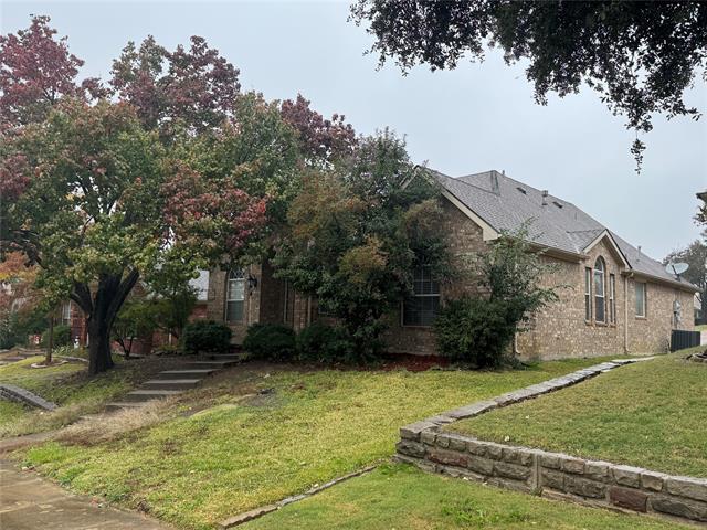 Building Photo - 1730 Cresthill Dr