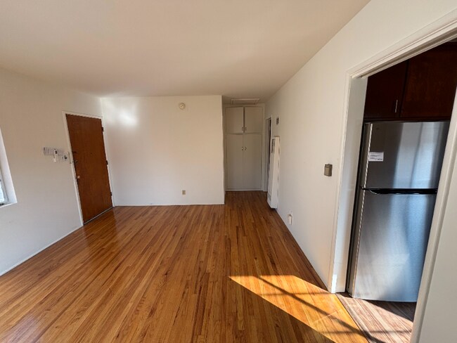 Foto del edificio - 4616 Kingswell Ave