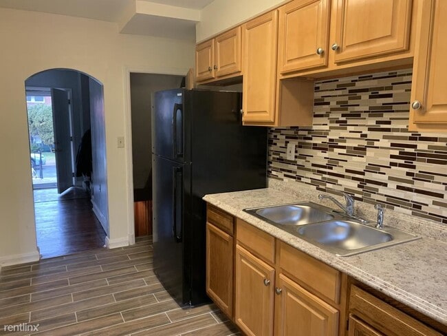 Building Photo - 3 br, 1.5 bath Townhome - 5351 Gist Ave