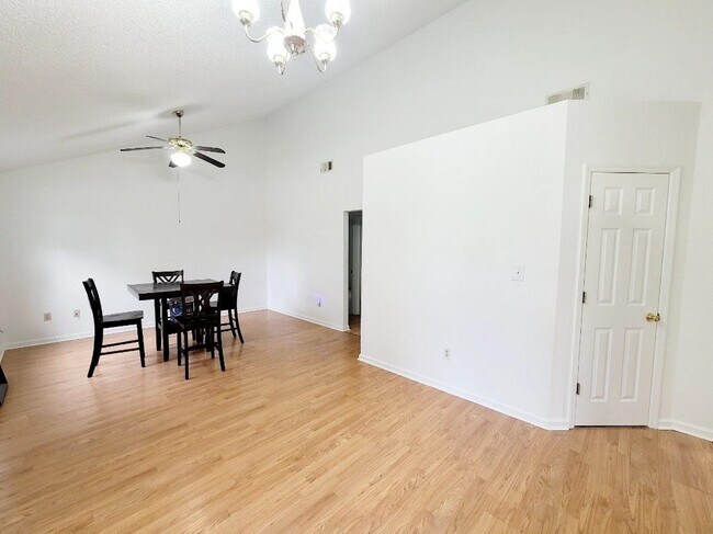 Foto del edificio - 1418 Glenda Dr