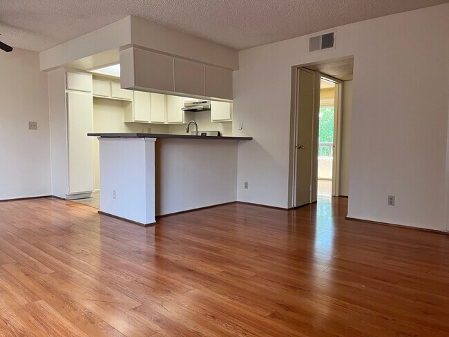 Building Photo - 636 E Verdugo Ave