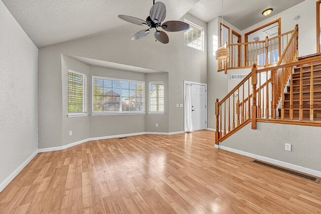 Foto del edificio - $3,250.00 - 5 Bed, 3.5 Bath Home in Aurora with in unit Laundry and Fenced in Yard!