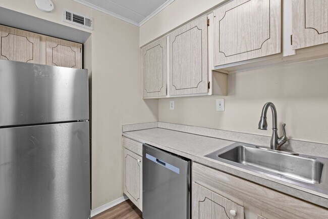 Foto del edificio - Quiet Norfolk Condo – Utilities & Parking ...