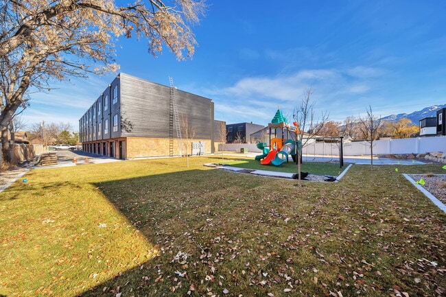 Building Photo - 884 E Rowley Dr