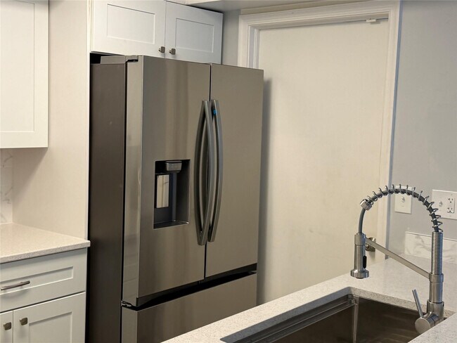 Foto del edificio - 6522 Harbour Rd