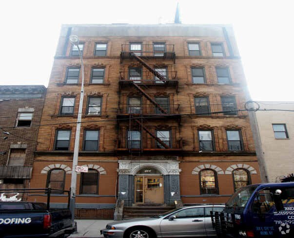 Building Photo - 700 E 134th St