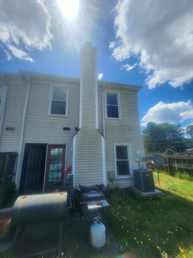 Building Photo - 5656 Picadilly Ln