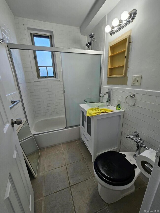 Foto del edificio - 1507 Metropolitan Ave