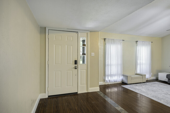 Building Photo - 1440 Colmar Dr