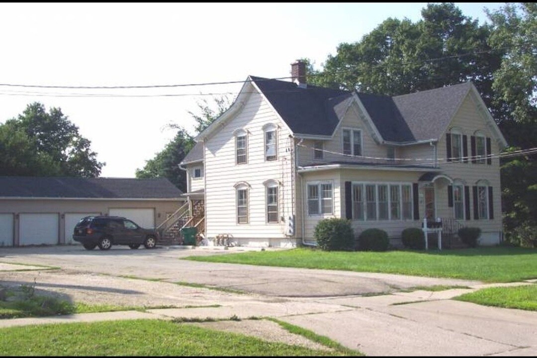221 N California St, Sycamore, IL 60178 House Rental in Sycamore, IL