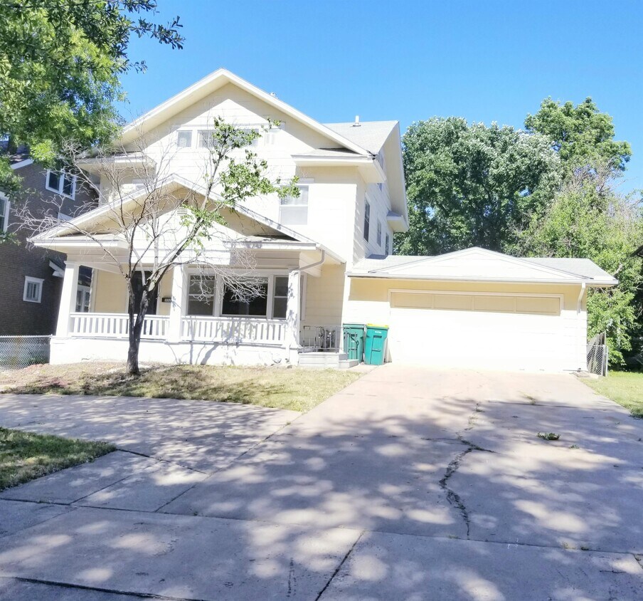 Primary Photo - 332 N Rutan St