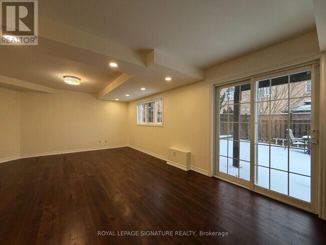 Building Photo - 331 Spruce Grove Crescent