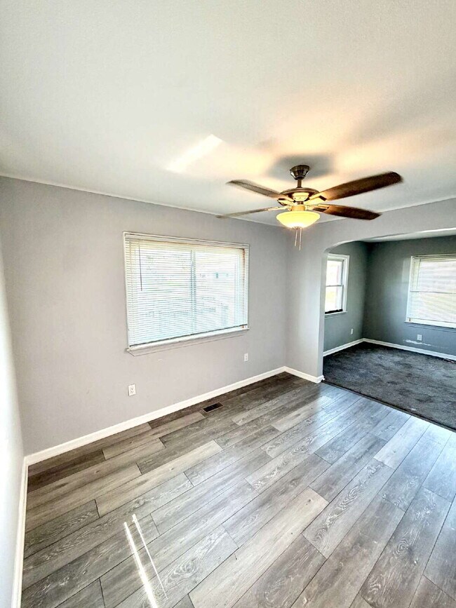 Foto del edificio - 2 bed, 1 Bath: Updated Inside!