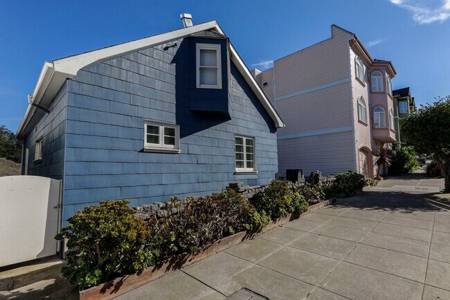 Building Photo - 2 Bedroom / 1 Bathroom Inner Sunset home w...