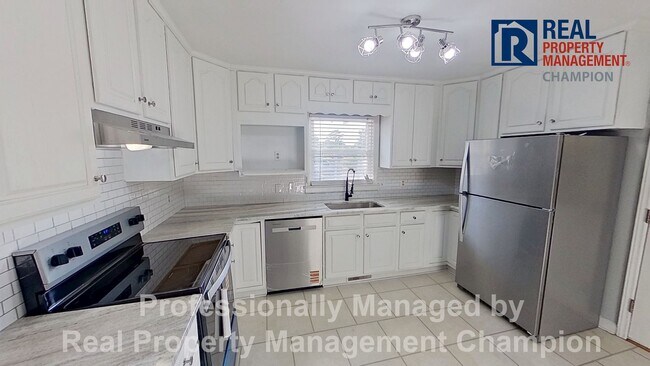Foto del edificio - Updated 3 BD/2BA Home on Spacious Corner Lot