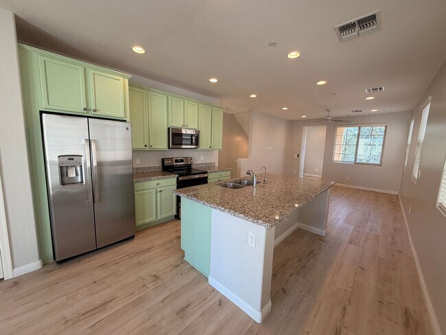Foto del edificio - Gilbert *Gated* Town Home *NEW* Custom Paint Two Primary Bedrooms & *NO* Carpet!