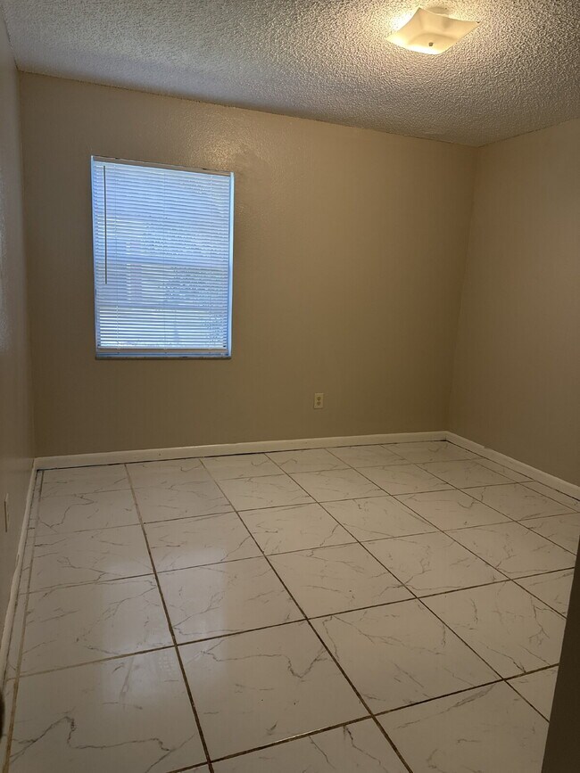 Foto del edificio - 2 bedroom 1 bath unit available for immedi...