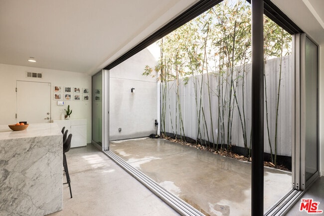 Foto del edificio - 4288 Perlita Ave